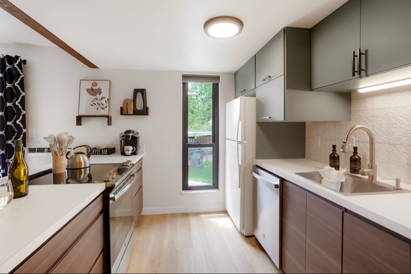 Building Photo - 625 Manhattan Pl