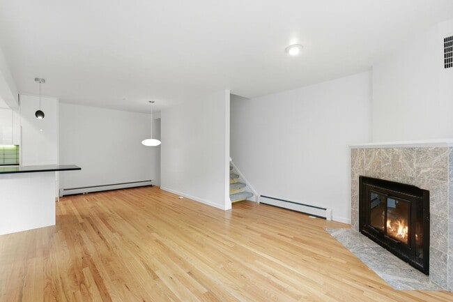 Building Photo - Beautiful 5-bed, 3.5 bath townhome steps from hiking trails and West Pearl St