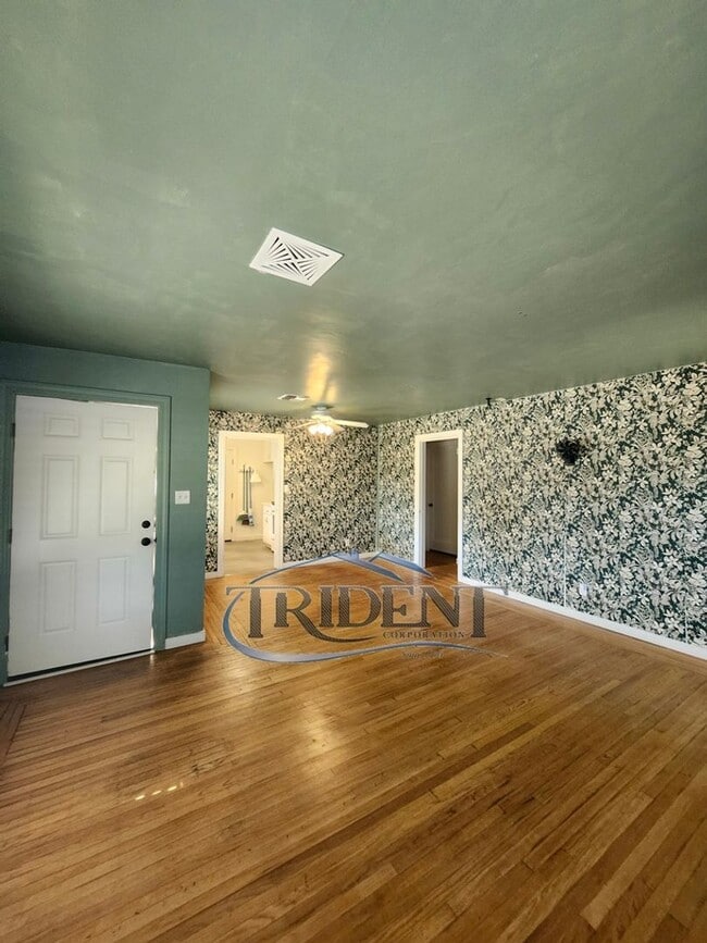 Building Photo - Cute 2 bedroom, 1 bath house