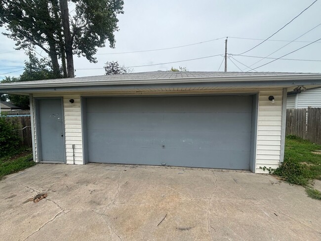 Building Photo - 3-bedroom 1 bath house available now