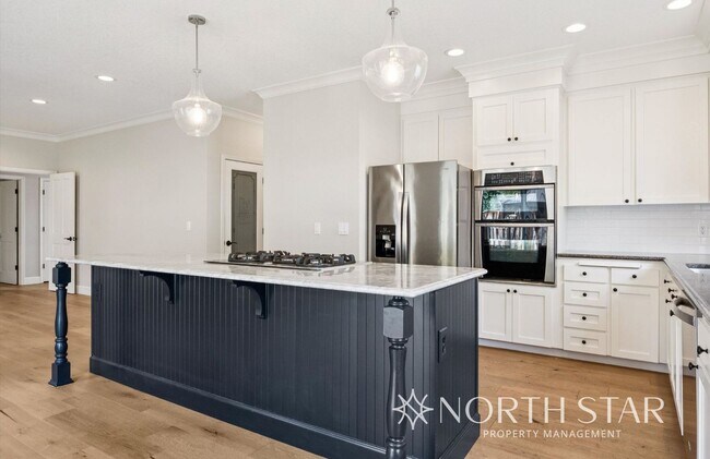Building Photo - 12793 SW Sierra Vista Dr