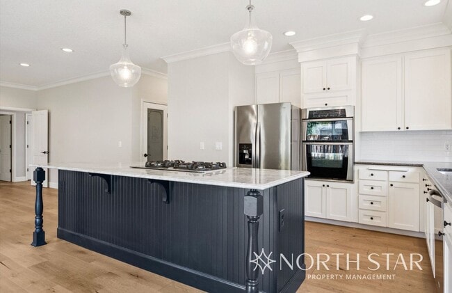 Building Photo - Westlake Traditional with Private, Level B...