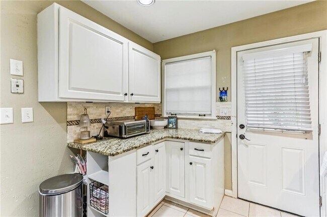 Building Photo - 2592 Woodacres Rd NE