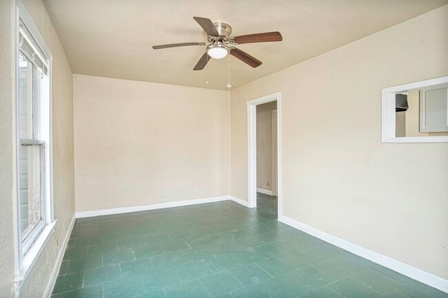 Building Photo - 934 Poinsettia St