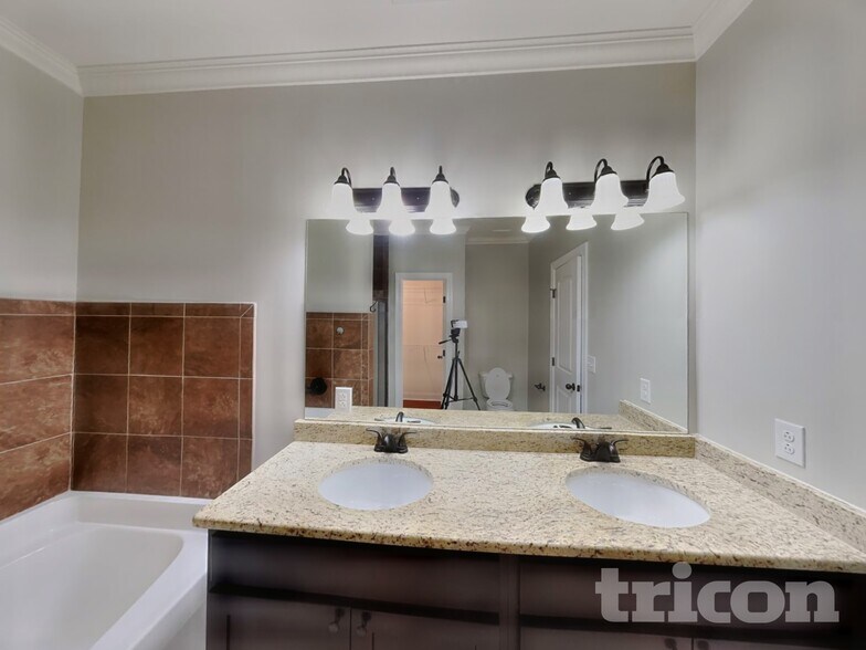 Building Photo - 585 Smoky Mountains Dr