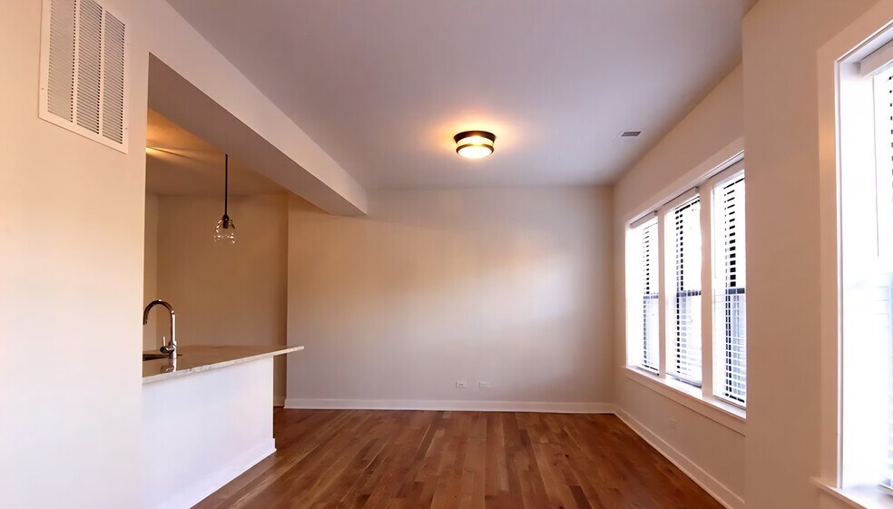 Building Photo - 2209 W Eastwood Ave