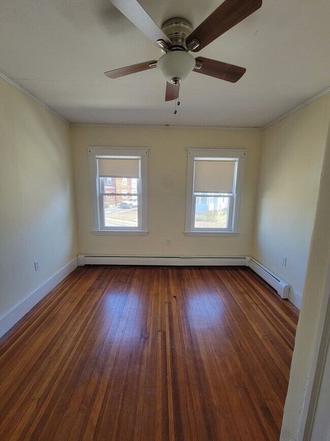 Building Photo - 4 Bedroom Single Family House Available Now!