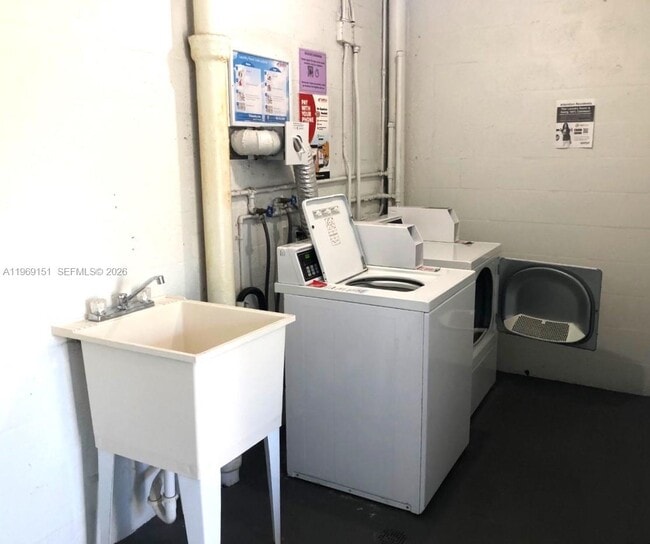 Building Photo - 1545 Euclid Ave