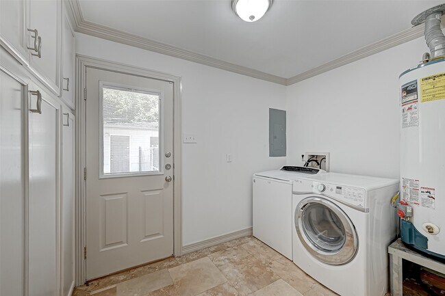 Building Photo - 5611 Briarbend Dr