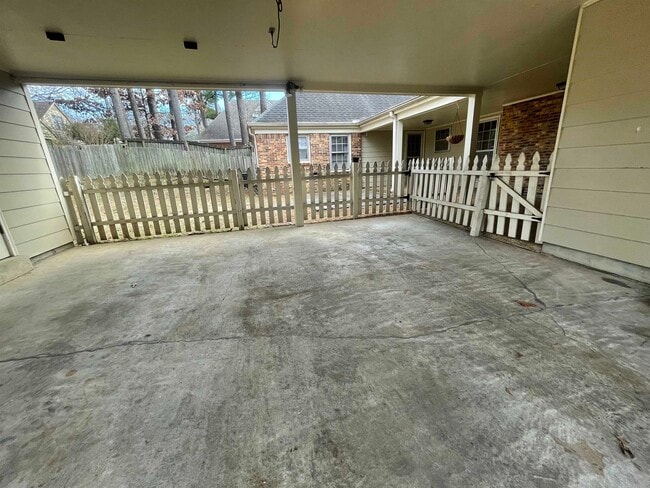 Building Photo - 2420 Stratfield Dr