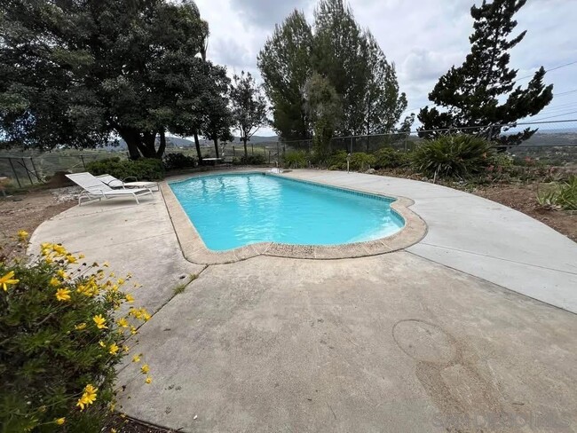 Building Photo - 1531 Avohill Dr
