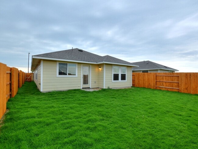 Building Photo - 3 BR / 2 BA - 1533 SF in Bastrop - Close t...