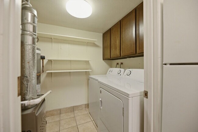 Building Photo - $1,645.95, 2 bed, 1.5 bath, located in Lakewood with Washer and Dryer