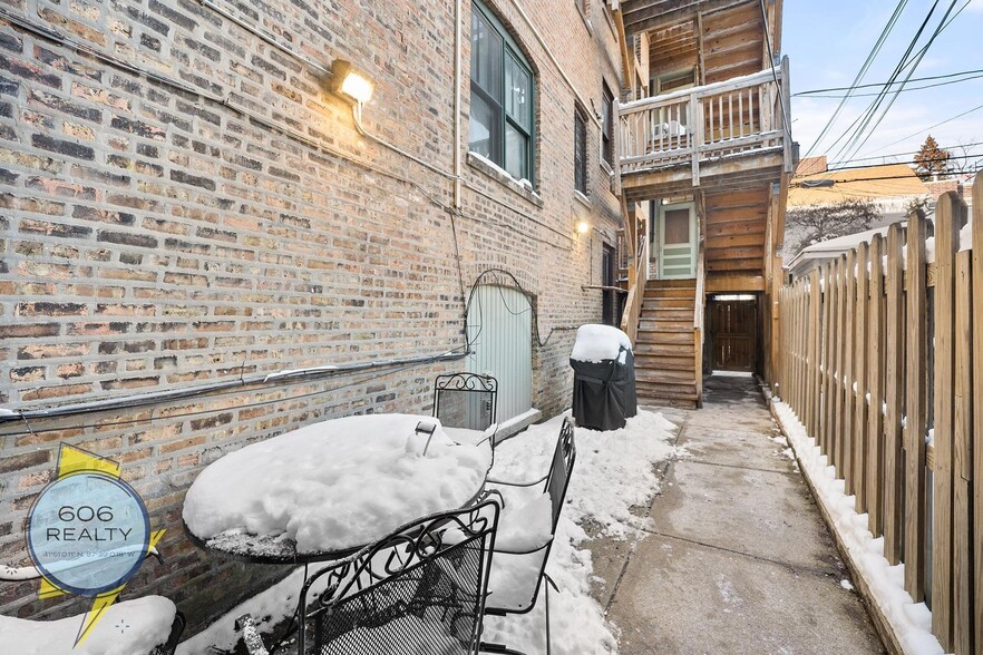 Building Photo - 827 W Wrightwood Ave