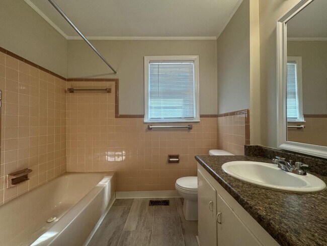 Building Photo - 104 Biltmore Terrace