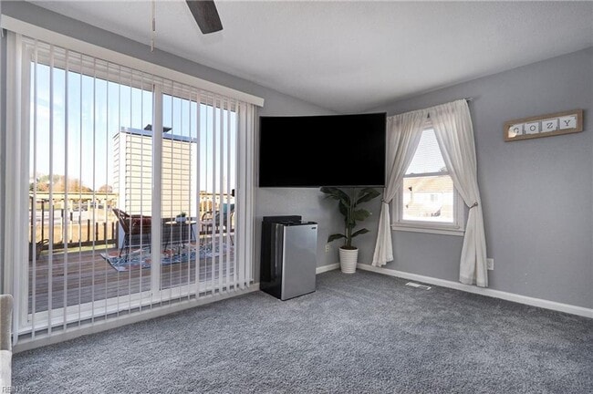 Building Photo - Spacious VB Townhouse!