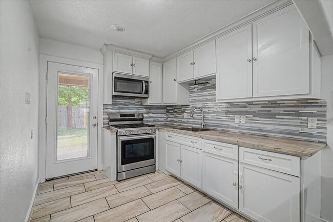 Building Photo - 8159 Glenhollow Dr