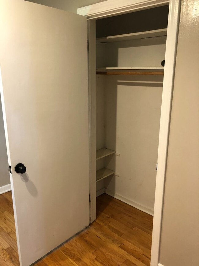 Building Photo - Well Maintained 3Bed/2Bath Single Family HUGE Backyard!