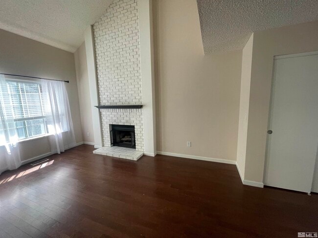 Building Photo - 1900 E Minaret Cir