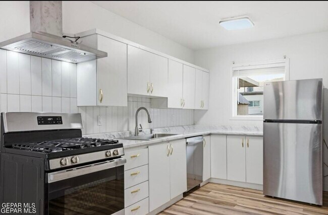 Building Photo - 8929 Robert Dr