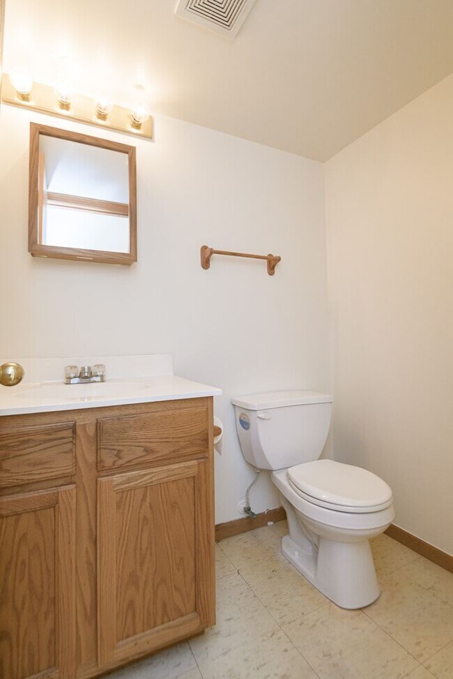 Building Photo - 2 bed 1.5 bath Townhouse in Chesterton