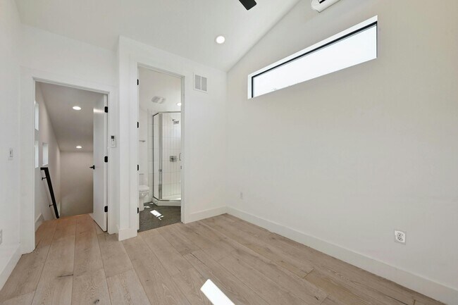 Building Photo - 1183 Oak Grove Ave
