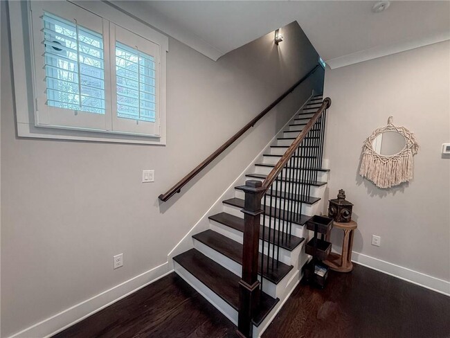 Building Photo - 984 Memorial Walk SE