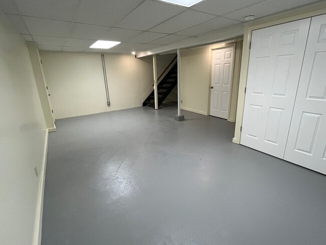 Building Photo - 858 Heatherstone Dr