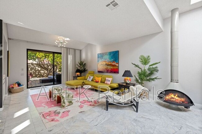 Building Photo - 1317 E Amado Rd