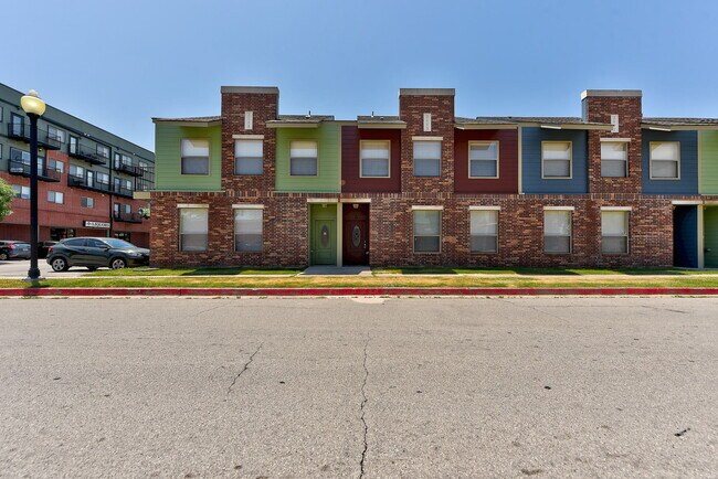 Building Photo - 2113 Houston Ave