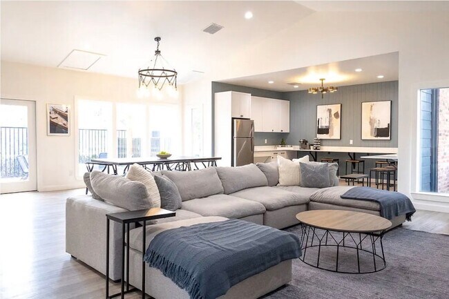 Building Photo - 2170 Thousand Oaks Dr