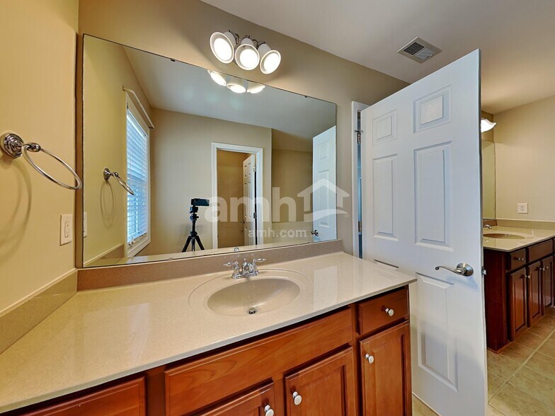 Building Photo - 1409 Lindenberg Sq