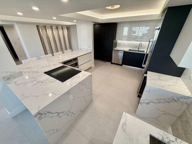 Building Photo - 900 Bay Dr