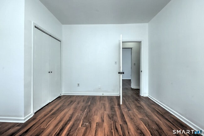 Building Photo - 483 Ferry St