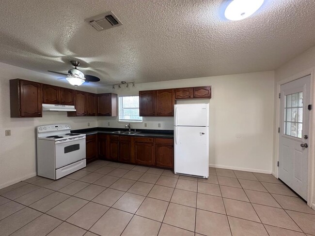 Building Photo - 413 Magnolia St