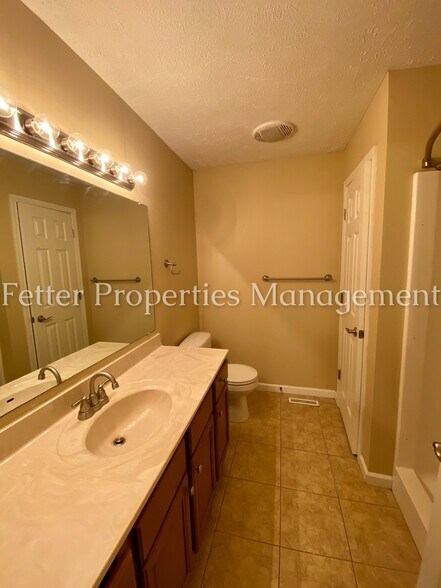 Building Photo - 10571 Tecumseh Dr