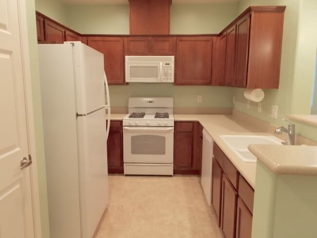 Building Photo - Spacious 2 Bedroom + Den, 2 Bath Condo in a Gated Community