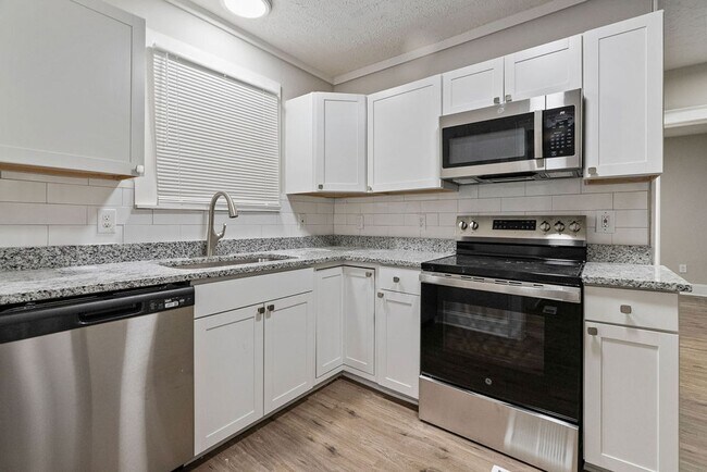 Building Photo - 207 Windsor Dr