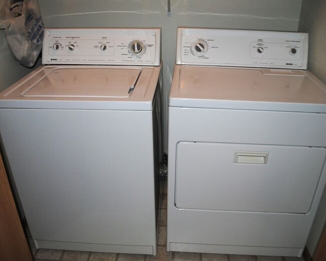 Building Photo - Nice 2 Bedroom 1.5 Bathroom Townhome in Hudson