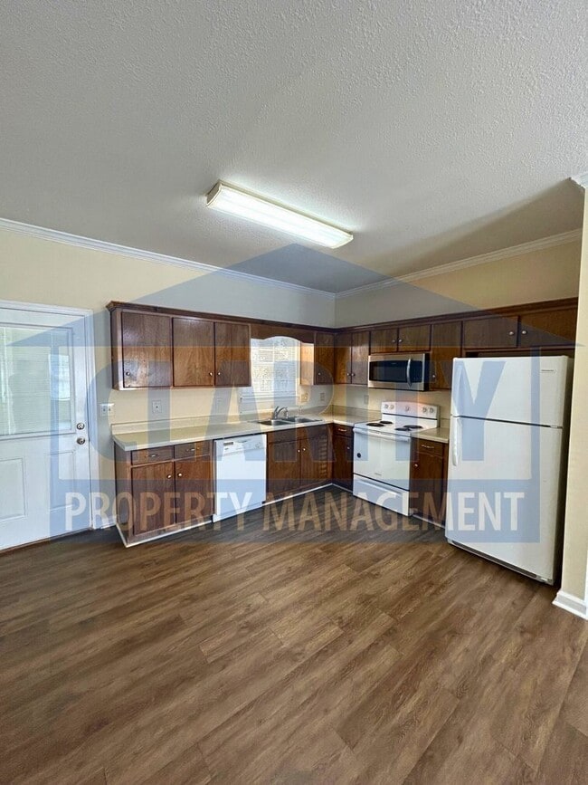 Building Photo - Conveniently located 2 bedroom townhome!
