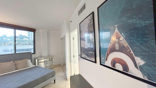 Building Photo - 540 Brickell Key Dr