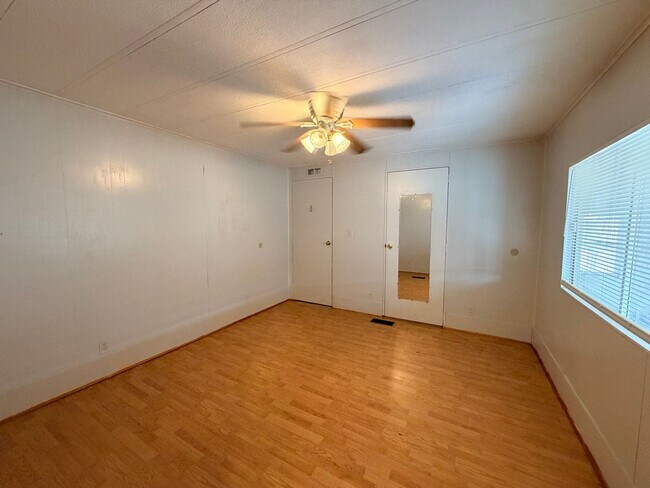 Building Photo - OVERSIZED 2/2 IN QUIET NEIGHBORHOOD!