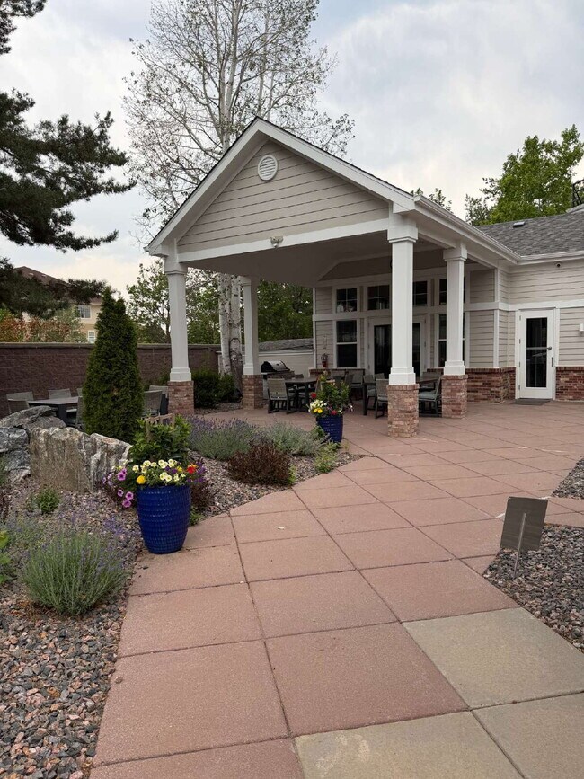 Building Photo - Don’t Miss out on this 4-bedroom 3 bath home in the gated Lighthouse Villas Community.