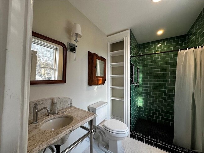 Building Photo - 100 Maple Ave