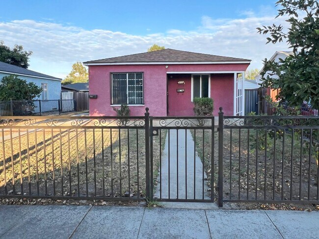 Building Photo - **3030 Caspian Way Long Beach** Front 2 be...