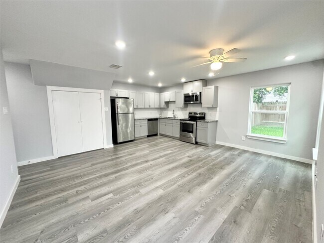 Building Photo - 8215 Crestview Dr