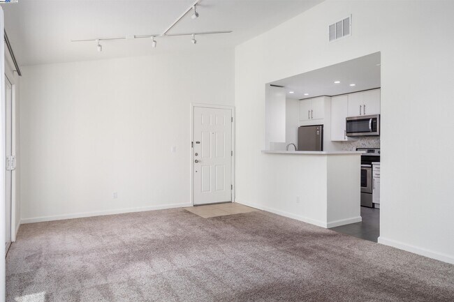 Building Photo - 140 Reflections Dr