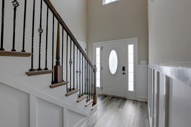 Building Photo - Huge 5 bed 3 ba.  Gorgeous House Near Post...