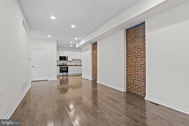 Building Photo - 819 11th Ave