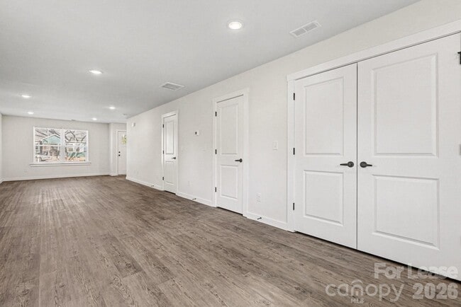 Building Photo - 106 10th Ave SE